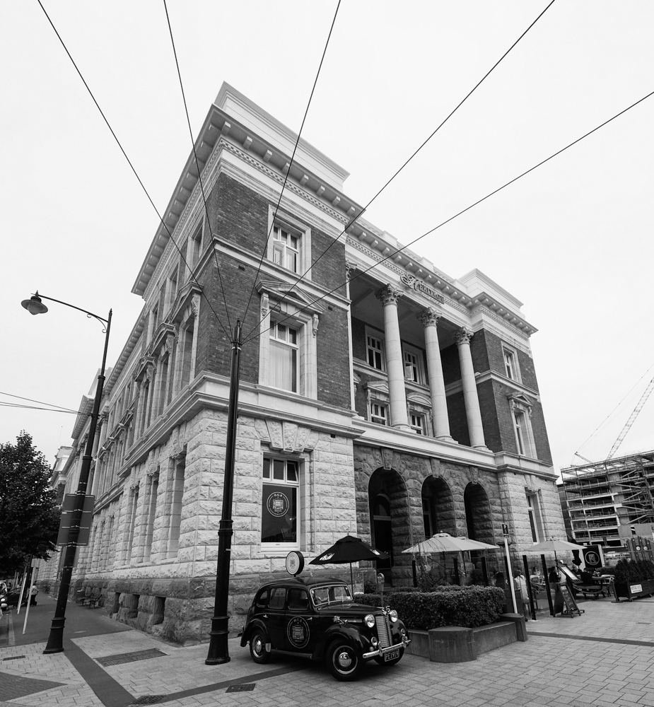 building-old-car-mono